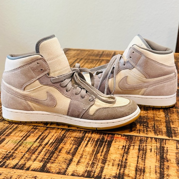 AIR JORDAN 1 MID SE COCONUT MILK GUM MENS BASKETBALL SHOES - Picture 6 of 13